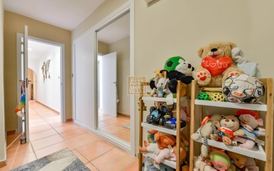 Villa, recently renovated, with guest apartment and stunning sea and mountain views.