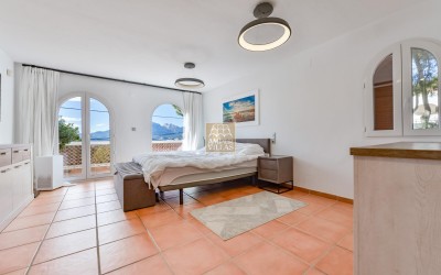 Villa, recently renovated, with guest apartment and stunning sea and mountain views.