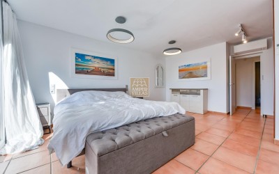 Villa, recently renovated, with guest apartment and stunning sea and mountain views.