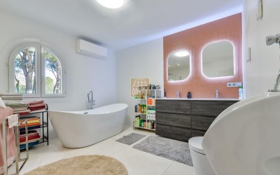 Villa, recently renovated, with guest apartment and stunning sea and mountain views.