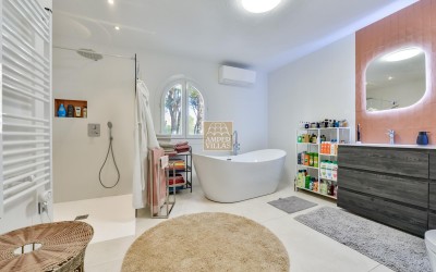 Villa, recently renovated, with guest apartment and stunning sea and mountain views.