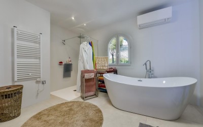 Villa, recently renovated, with guest apartment and stunning sea and mountain views.