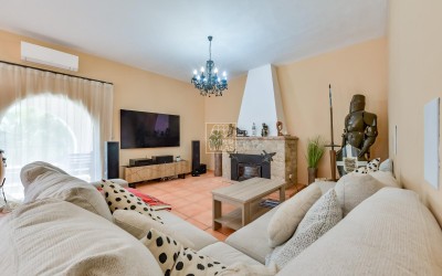 Villa, recently renovated, with guest apartment and stunning sea and mountain views.
