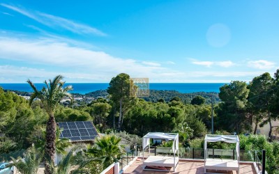 Villa, recently renovated, with guest apartment and stunning sea and mountain views.