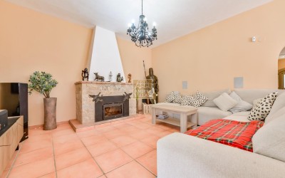 Villa, recently renovated, with guest apartment and stunning sea and mountain views.