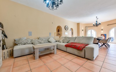 Villa, recently renovated, with guest apartment and stunning sea and mountain views.
