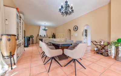Villa, recently renovated, with guest apartment and stunning sea and mountain views.
