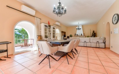 Villa, recently renovated, with guest apartment and stunning sea and mountain views.