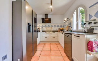 Villa, recently renovated, with guest apartment and stunning sea and mountain views.
