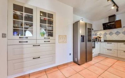 Villa, recently renovated, with guest apartment and stunning sea and mountain views.