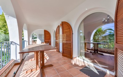 Villa, recently renovated, with guest apartment and stunning sea and mountain views.