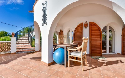 Villa, recently renovated, with guest apartment and stunning sea and mountain views.