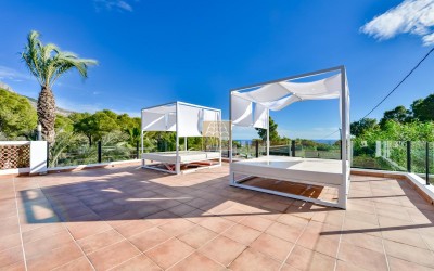 Villa, recently renovated, with guest apartment and stunning sea and mountain views.