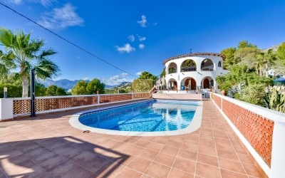 Villa, recently renovated, with guest apartment and stunning sea and mountain views.