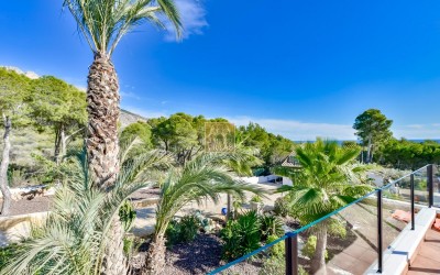 Villa, recently renovated, with guest apartment and stunning sea and mountain views.