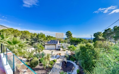 Villa, recently renovated, with guest apartment and stunning sea and mountain views.