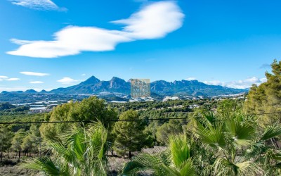 Villa, recently renovated, with guest apartment and stunning sea and mountain views.