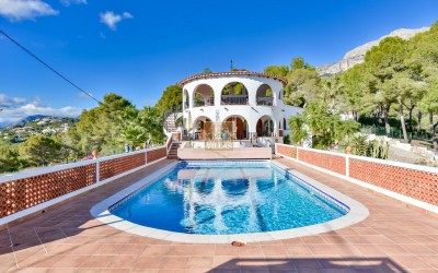Villa, recently renovated, with guest apartment and stunning sea and mountain views.