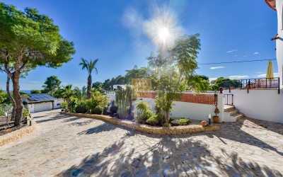 Villa, recently renovated, with guest apartment and stunning sea and mountain views.