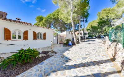Villa, recently renovated, with guest apartment and stunning sea and mountain views.