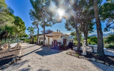Villa, recently renovated, with guest apartment and stunning sea and mountain views.