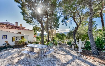Villa, recently renovated, with guest apartment and stunning sea and mountain views.