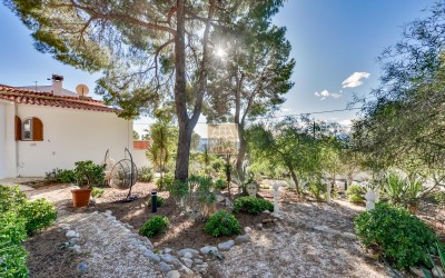 Villa, recently renovated, with guest apartment and stunning sea and mountain views.
