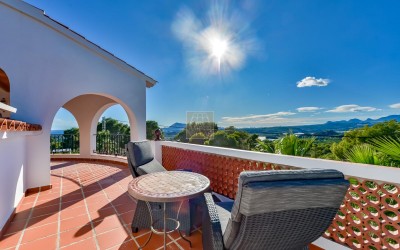 Villa, recently renovated, with guest apartment and stunning sea and mountain views.