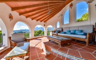Villa, recently renovated, with guest apartment and stunning sea and mountain views.