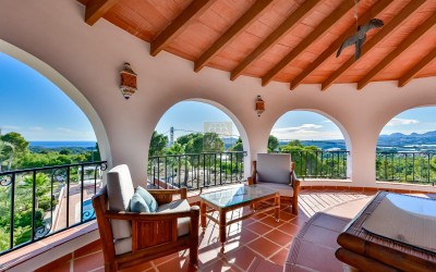 Villa, recently renovated, with guest apartment and stunning sea and mountain views.