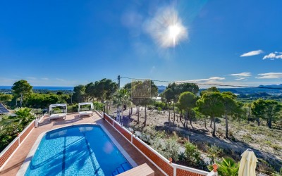 Villa, recently renovated, with guest apartment and stunning sea and mountain views.