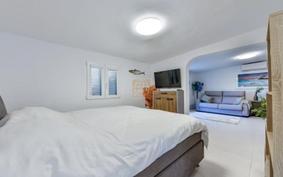 Villa, recently renovated, with guest apartment and stunning sea and mountain views.