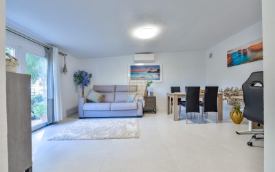 Villa, recently renovated, with guest apartment and stunning sea and mountain views.