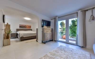 Villa, recently renovated, with guest apartment and stunning sea and mountain views.