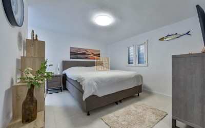 Villa, recently renovated, with guest apartment and stunning sea and mountain views.