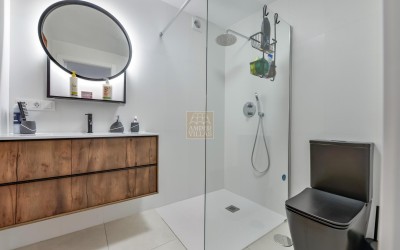 Villa, recently renovated, with guest apartment and stunning sea and mountain views.