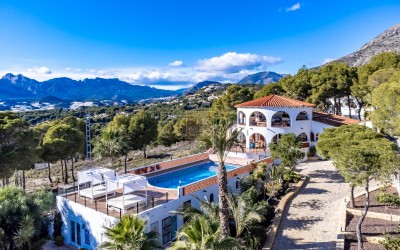 Villa, recently renovated, with guest apartment and stunning sea and mountain views.