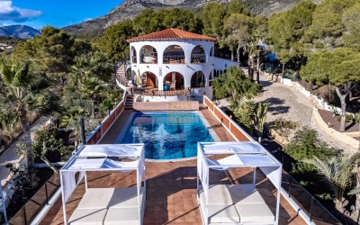 Villa, recently renovated, with guest apartment and stunning sea and mountain views.