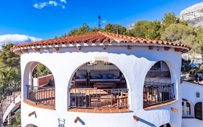 Villa, recently renovated, with guest apartment and stunning sea and mountain views.