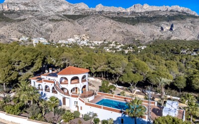Villa, recently renovated, with guest apartment and stunning sea and mountain views.