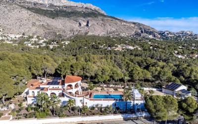 Villa, recently renovated, with guest apartment and stunning sea and mountain views.