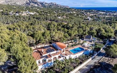 Villa, recently renovated, with guest apartment and stunning sea and mountain views.