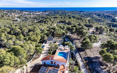 Villa, recently renovated, with guest apartment and stunning sea and mountain views.